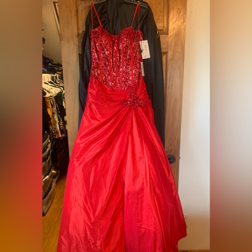 TIGHT PROM RED DRESS TULLE